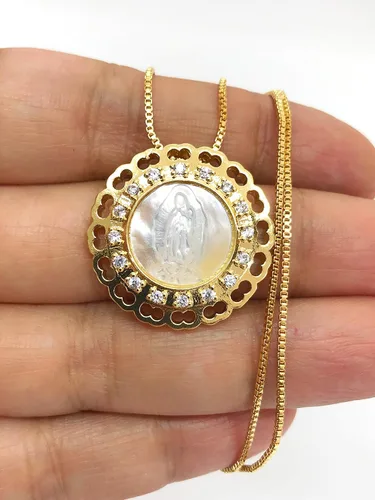 Vista 4 de LESLIE BOULES Medalla Virgen de Guadalupe Cadena chapada en oro de 18 quilates Joyería religiosa, Metal