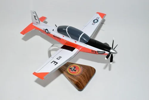 Vista 4 de Squadron Nostalgia LLC Beechcraft® T-6b Texan II, VT-2 Doerbirds (Marines), modelo a escala de caoba de 12 pulgadas