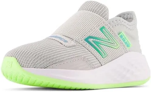 Vista 7 de New Balance Tenis unisex para bebé Fresh Foam Roav V1 sin cordones Aluminio ligero y negro.