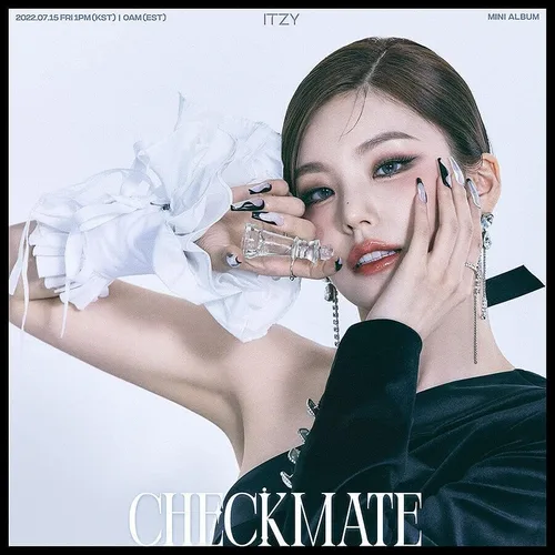Vista 4 de (pedido anticipado) ITZY CHECKMATE Mini álbum (edición estándar - versión YUNA)+1ea tarjeta de regalo ITZY Store K-POP sellada