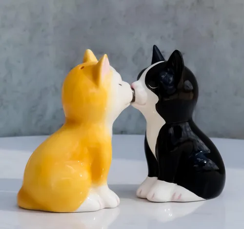 Vista 3 de Ebros Gift Juego de salero y pimentero de cerámica negro y amarillo besando gatitos felinos gatos salero y pimentero figuras de San Valentín Gato
