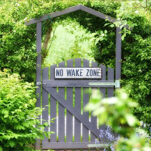 Vista 5 de Letrero de advertencia de metal con texto en inglés "No Wake Zone", letrero de advertencia de metal retro, decoración de pared de Lake House