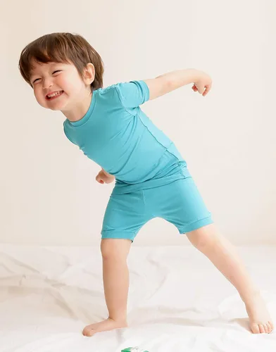 Vista 3 de VAENAIT BABY - Pijama de viscosa para niñas y niños pequeños, 2 piezas, camiseta y shorts, tela fresca, drapeada y suave para verano