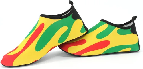 Vista 2 de VOARYISA Zapatos de agua para mujeres y hombres de secado rápido, zapatos de playa para surf al aire libre, yoga, ejercicio, bandera de Jamaica