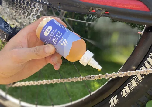 Vista 3 de mountainFLOW - Lubricante para bicicleta - Húmedo A base de plantas y biodegradable 0% de petróleo Rápido + suave Condiciones de conducción
