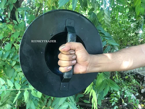 Vista 3 de Battle Ready Buckler Shield - Escudo medieval para arqueros de combate negro con mango de madera de 11 pulgadas, Negro