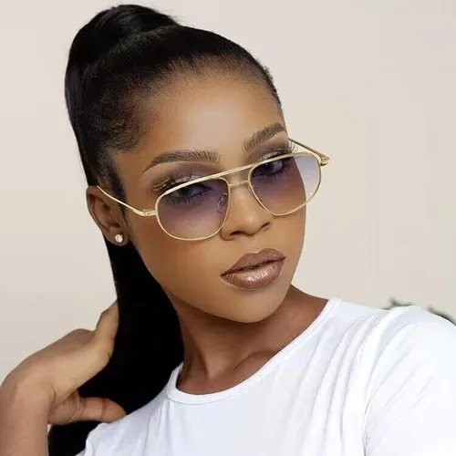 Vista 3 de FEISEDY Gafas de sol estilo aviador retro de moda para mujeres y hombres, de los años 90, pequeñas gafas vintage con estilo de metal dorado ovaladas