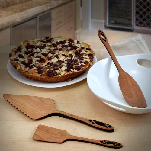 Vista 2 de American Made - Juego de utensilios de postre de madera de cerezo silvestre de 3 piezas, colección de la catedral: servidor de pastel, palo