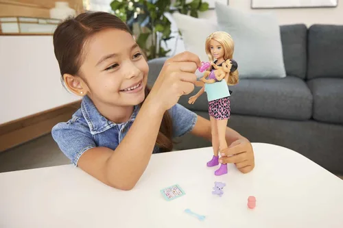 Vista 2 de Set de Barbie Skipper Babysitters Inc con muñeca rubia en camiseta 'Girl Power', muñeca bebé y 4 accesorios Rubio