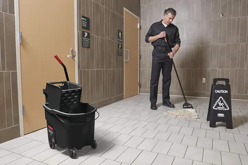 Vista 2 de Rubbermaid Commercial Products WaveBrake 35 QT - Cubo de fregona y escurridor con combo de ruedas y cubo para agua sucia, color negro, para limpieza