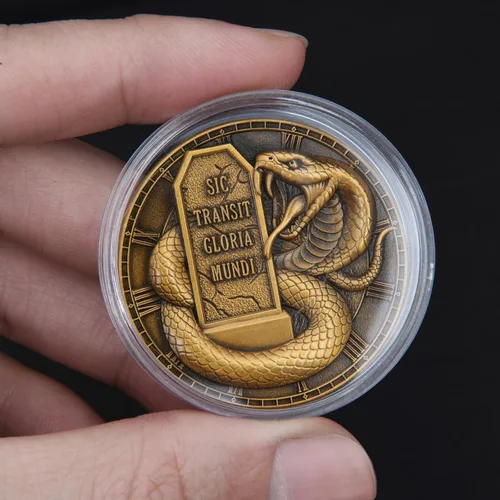 Vista 4 de Memento Mori Stoic Coin - Parca y reloj de arena, lápida de serpiente - Ficha de recordatorio de bolsillo con vitrina (moneda individual)