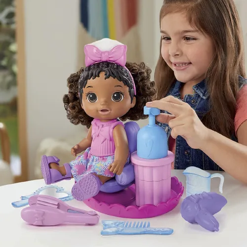 Vista 3 de Baby Alive Sudsy Styling Doll, pelo negro, incluye silla de salón de 12 pulgadas, juguetes para niñas y niños de 3 años en adelante