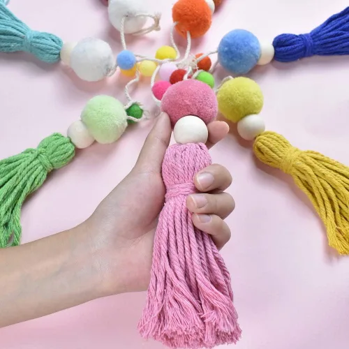 Vista 5 de DrCor - Guirnalda de pompones bohemios de llama, kit de pancarta de macramé arcoíris precortada para fiesta de Navidad, guardería, aula, sala