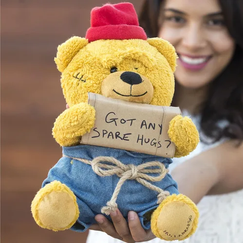 Vista 2 de Hollabears Oso de peluche para el día de San Valentín Hobo Got Any Spare Hugs de 10 pulgadas