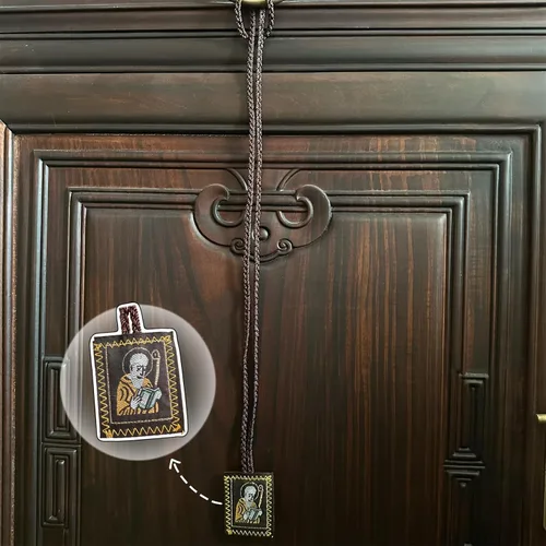 Vista 5 de Collar de Escapulario Rojo de San Benito, paquete de 2, cordón marrón, colgante de medalla católica del Escapulario San Benito con espejo retrovisor