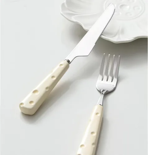 Vista 2 de Juego de 4 cubiertos de acero inoxidable con mango de cerámica en forma de queso, apto para lavavajillas, incluye cuchillo, tenedor, cuchara