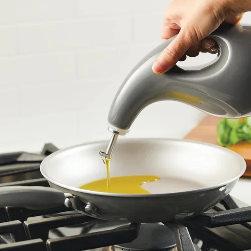 Vista 8 de Rachael Ray Serveware Botella dispensadora de aceite y vinagre de cerámica EVOO, juego de 2 piezas, color gris
