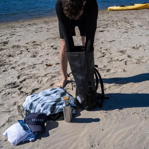 Vista 8 de Ho Stevie! Mochila de surf impermeable de 25 litros, diseñada para la aventura, cierre superior enrollable que mantiene tu equipo seco en la bolsa