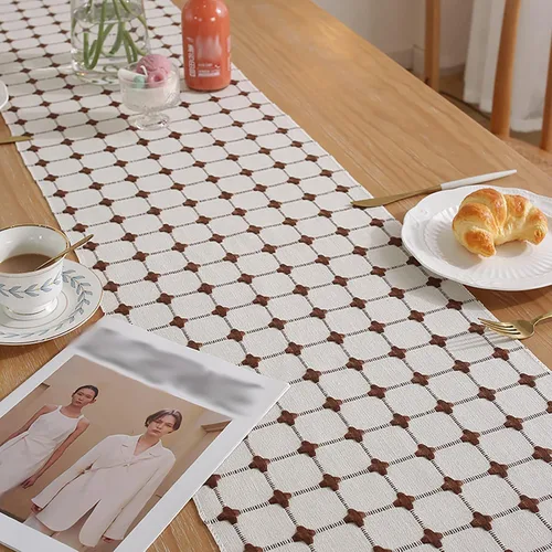 Vista 3 de Hsvanyr Centros de mesa rústicos con borlas rectangulares bordadas para cocina, 13 x 63 pulgadas, mantel blanco con cuadros de búfalo marrón café