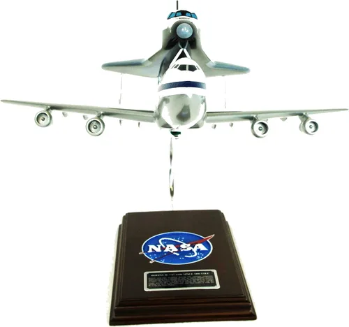 Vista 4 de Mastercraft Collection Boeing NASA B747 Airliner w/Space Shuttle Piggy Back Avión Modelo Escala: 1/144
