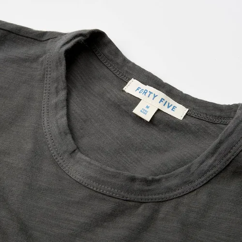 Vista 2 de Huckberry Forty Five - Camiseta de manga corta con bolsillo para hombre, camiseta de algodón preencogido