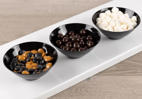 Vista 2 de [6 onzas, 50 unidades] Tazones de postre de plástico orgánico negro para fiestas, platos desechables elegantes y pesados de primera calidad