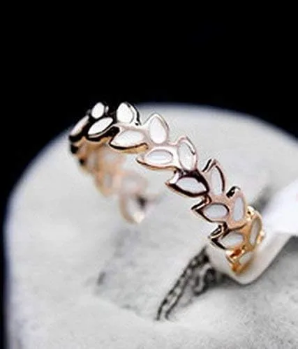 Vista 2 de Taoqiao Anillo con forma de rama de olivo, con detalles de esmaltado blanco.