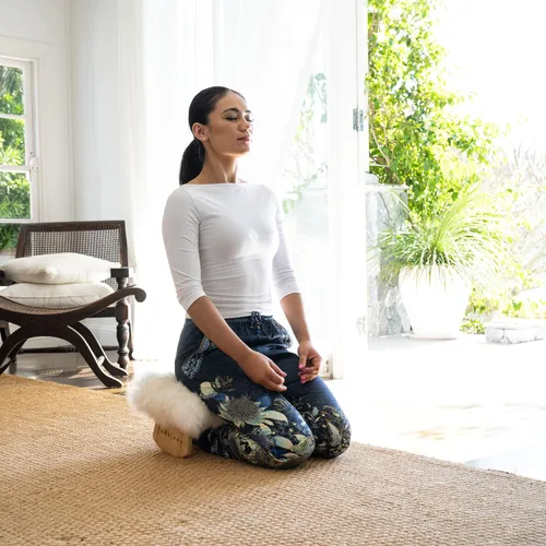 Vista 7 de Funda de asiento de piel de oveja genuina de lujo para meditar más profundo y durante más tiempo en pura comodidad – arrodillador de oración