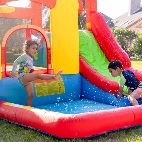 Vista 6 de Bounceland Parque de juegos inflable con salto y aventura de salpicaduras o tobogán acuático todo en uno, piscina grande, área de salto divertida