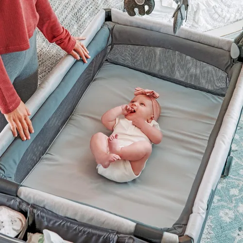 Vista 2 de Chicco Lullaby Zip - Juego portátil todo en uno, moisés y cambiador para bebés, barra de juguetes electrónica, juego para niños pequeños, apto