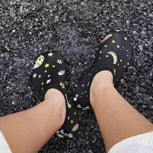 Vista 6 de Deedlite Zapatos de agua que cambian de color para mujeres, hombres y niños, zapatos casuales de senderismo acuáticos, calcetines para niños