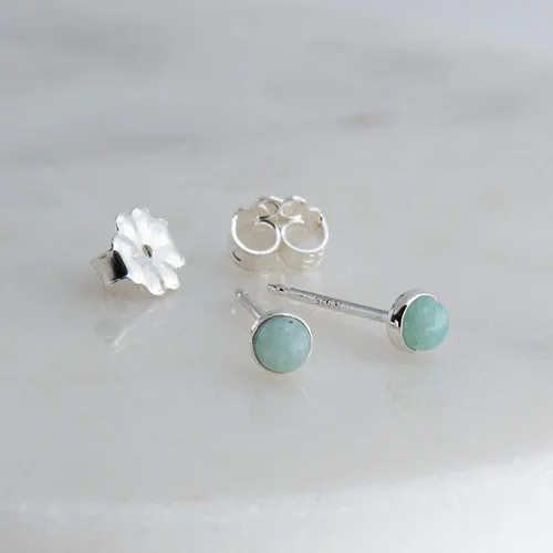 Vista 55 de Aretes pequeños de plata de ley para cartílago, tragus, hélix, múltiples piercings hipoalergénicos, piedra natal para mujer, juego de bisel
