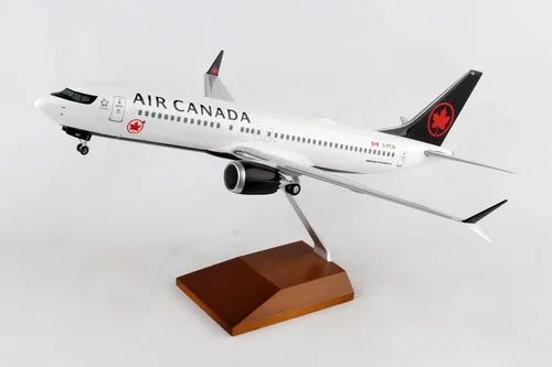 Vista 8 de Daron Skymarks Air Canada 737MAX8 1/100 con soporte de madera y engranaje