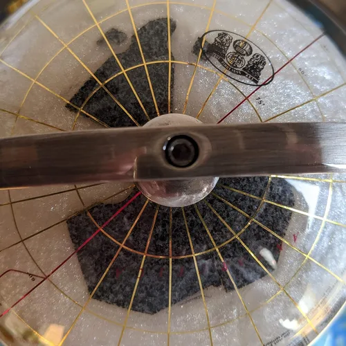 Vista 3 de Unique Art - Globo de mundo con forma de remolino de perlas puras de 10 x 6 pulgadas con trípode plateado