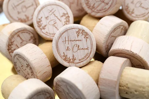 Vista 3 de WOMB Tapón de vino de madera personalizado, decoración de boda, tapón de botella personalizado con diseño láser, nombre de regalo para invitados