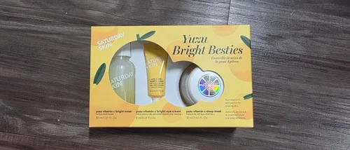 Vista 2 de Saturday Skin Juego de 3 piezas para el cuidado de la piel Yuzu Vitamina C Máscara para dormir Yuzu Vitamina C Tónico brillante y crema
