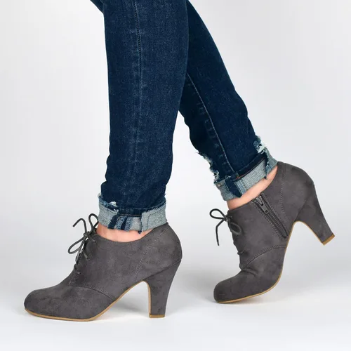 Vista 5 de Journee Collection Botines Leona para mujer con punta redonda y detalle de cordones