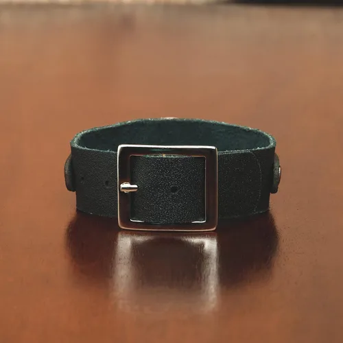Vista 3 de Intercession Pulsera de protección de cuero genuino de San Benito fabricada en Brasil Madera