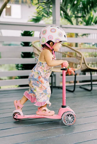 Vista 8 de Micro Kickboard - Mini Deluxe – Patineta de 3 ruedas, Lean-to-Steer, diseño suizo, Micro Scooter para niños, edades de 2 a 5 años Rosa