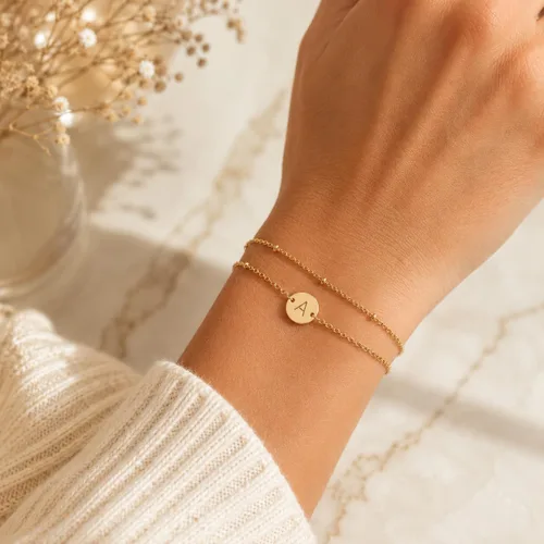 Vista 4 de Glimmerst Pulsera con inicial para mujer, chapada en oro de 18K, de acero inoxidable en capas, con monedas, pulsera con letra, cadena con cuentas