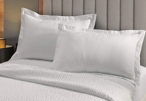 Vista 4 de Courtyard by Marriott Funda de almohada texturizada, 1 funda de almohada decorativa con textura ondulada activada por lavado exclusivamente