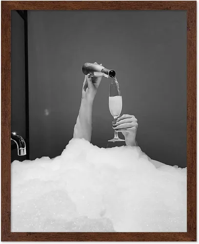 Vista 36 de Monem Art - Póster de mujer en la bañera, estampado de champán vertido, arte con alcohol, arte funky, arte en blanco y negro, arte fotográfico
