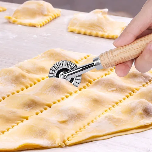 Vista 3 de SHANGSKY Rueda cortadora de repostería, rueda de corte de ravioles con mango largo de madera, cortador de pasta, bola de masa para hacer encaje