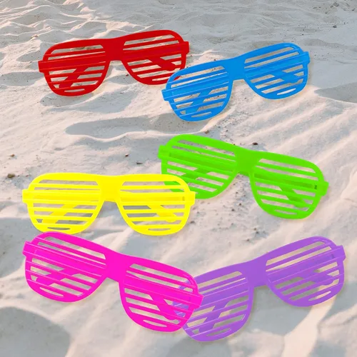 Vista 7 de Paquete de 54 lentes de sol de neón para fiestas, lentes de sol de plástico ranurados para fiestas de los años 80, regalos de fiesta y accesorios