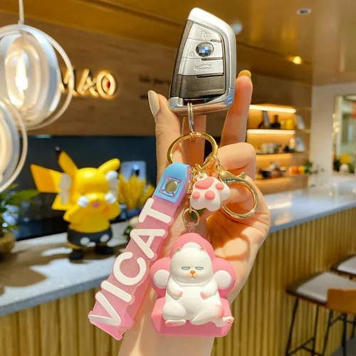 Vista 2 de BEXOA Lindo llavero de regalo de Navidad Kawaii Año Nuevo Mochila Dijes de dibujos animados Gato Niño Niña Llaveros Mujer Hombres Llavero de coche