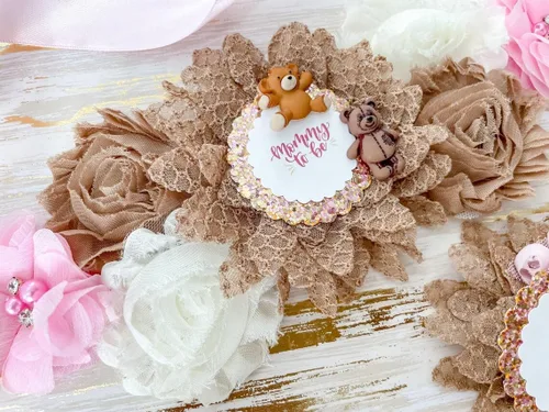 Vista 2 de Banda de maternidad de oso de peluche rosa, para baby shower