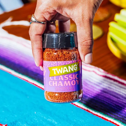 Vista 6 de Twang Chamoy - Condimento de sal saborizado, polvo de chamoy para frutas y dulces, condimento de frutas mexicanas agridulces, tarro agitador
