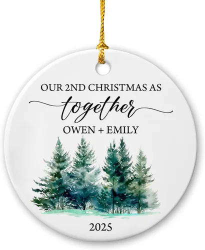 Vista 7 de Adorno de cerámica personalizado para la segunda Navidad de león para bebé, regalo de 2º adorno de árbol de Navidad de león para bebé, recuerdo