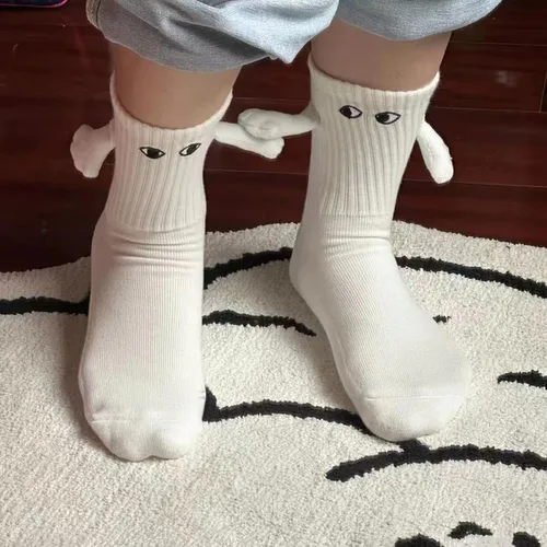 Vista 6 de UAURORAO Calcetines de pareja de muñecas 3D para mujeres y hombres, calcetines divertidos para sostener las manos en la mano, calcetines de amistad