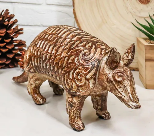 Vista 7 de Ebros Gift Figura rústica occidental de Texas Wild Armadillo en acabado de madera sintética con herramientas para cabaña, decoración de casa